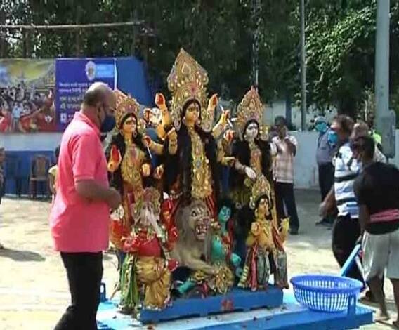 শারদ আনন্দ ২০২০: রীতি মেনে বিসর্জন শোভাবাজার, জলপাইগুড়ি রাজবাড়ির প্রতিমা