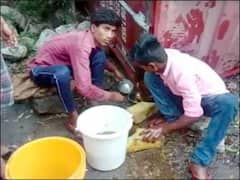 અમરેલી: બગસરાના જેતપુર રોડ પર સિંગતેલ ભરેલી ટેન્કર પલટી જતાં લોકોએ લૂંટ ચલાવી, જુઓ વીડિયો