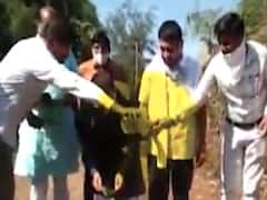 નર્મદાઃ ગુજરાતના ક્યા ધારાસભ્યએ રસ્તાનું ખાતમુહૂર્ત દારૂનો અભિષેક કરીને કર્યુ, જુઓ વીડિયો