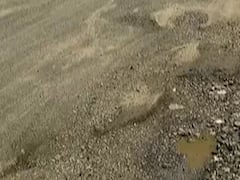 અમદાવાદ: ચાંદખેડા પાસે સારથી બંગ્લોથી ત્રાગડ-એસજી હાઈવે પરનો રસ્તો તૂટ્યો, જુઓ વીડિયો 