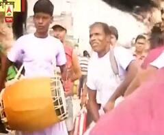 ট্রেন নেই, শিয়ালদা স্টেশন এলাকায় দেখা নেই ঢাকিদের, নেই ঢাকের বোল