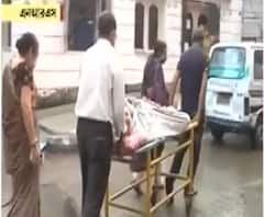 কর্মীর দেখা মেলেনি, এনআরএসে রোগীর ট্রলি ঠেলতে হল পরিজনদেরই!