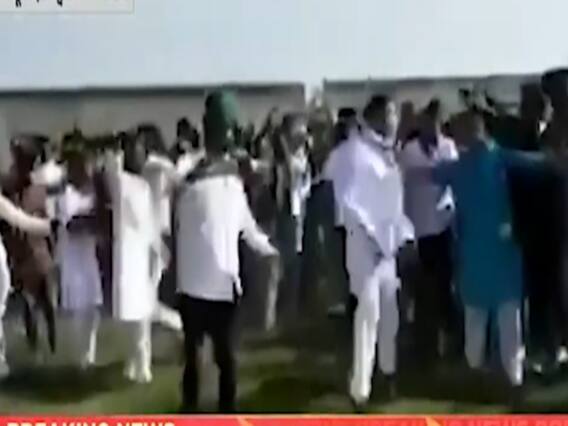 चुनावी रैली में दिखी Tejashwi Yadav की बौखलाहट, सेल्फी ले रहे समर्थक के साथ की बदसलूकी