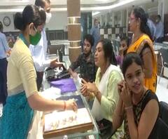 Dussehra 2020 | दसऱ्याच्या मूहूर्तावर जळगावात सकाळपासून सोने खरेदीसाठी ग्राहकांची गर्दी