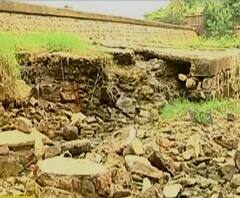 नागपूरकरांची सुरक्षितता धोक्यात, अंबाझरी तलावाच्या सांडव्याची मोठी पडझड, तलावाच्या सांडव्याला तडे