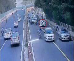 दिल्ली ट्रैफिक कॉप धौला कुआं में व्यस्त सड़क पर कार बोनट पर खींची गई