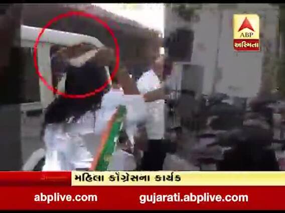 જામનગરમાં ગેંગરેપના આરોપીઓ પર મહિલા કોગ્રેસના કાર્યકર્તાએ ફેંક્યું ચપ્પલ, જુઓ વીડિયો