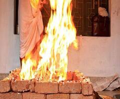 यज्ञ और हवन से प्रदूषण कम होने का दावा कितना सही? | Mudde Ki Baat | ABPGanga 