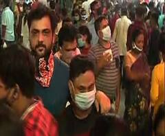 পুজোর আগে শেষ রবিবারে কেনাকাটার জন্য বাজারে উপচে পড়া ভিড়, শিকেয় করোনা বিধি