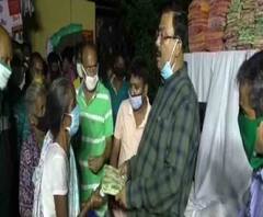 বেহালায় চতুর্থীর দিন বস্ত্র বিতরণ করলেন কলকাতা পুরসভার ১১৮ নম্বর ওয়ার্ডের কোঅর্ডিনেটর তারক সিংহ