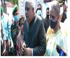 বায়ুসেনার হেলিকপ্টারে আলিপুরদুয়ারে নিহত জওয়ানের বাড়িতে রাজ্যপাল, পরিবারকে দিলেন ১১ লক্ষ টাকা চেক