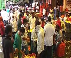 Dasara | दसऱ्यानिमित्त फुलांच्या खरेदीसाठी फुल मार्केट गजबजलं, झेंडूच्या खरेदीसाठी पुणेकरांची गर्दी