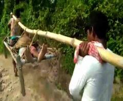 স্বাধীনতার ৭৩ বছর পরেও পূর্ব বর্ধমানের এক আদিবাসী অধ্যুষিত গ্রামে পাকা রাস্তা নেই! অসুস্থদের চাদরে বা দড়ির খাটিয়ায় শুইয়ে আলপথ দিয়ে নিয়ে যেতে হয় ২ কিলোমিটার