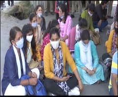 महिला बाल विभाग के कर्मचारियों का प्रदर्शन,करीब 380 कर्मचारियों को निकाला गया