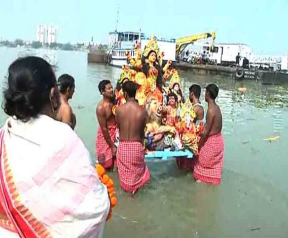 শারদ আনন্দ ২০২০: বাবুঘাট-বাজে কদমতলা ঘাটে শুরু বিসর্জন, নিরাপত্তার দায়িত্বে ৩ হাজার পুলিশ