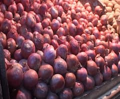 Onion Price | कांद्याच्या दरात घसरण; आवक वाढल्याचं सांगून दलाल फायदा उचलतायेत? 