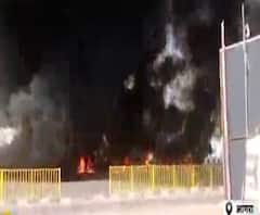 Agra: पेट्रोल पंप के पास टैंकर में आग लगने से मचा हड़कंप, बड़ा हादसा होने से टला| Poorab Paschim| ABPGanga 