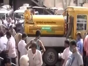 Mumbai: Rescue operation on for the missing woman who fell in sewer 
