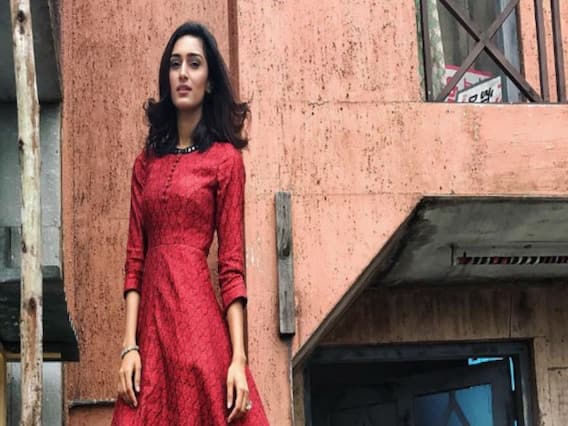 Erica Fernandes पहुंची दुूबई; 'छोटी सरदारनी' के कई एक्टर हुए कोरोना पॉजिटिव | Hot News