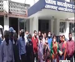 डाक घर के खातों से गबन का मामला,गुस्साए ग्रामीणों ने डाकघर का किया घेराव