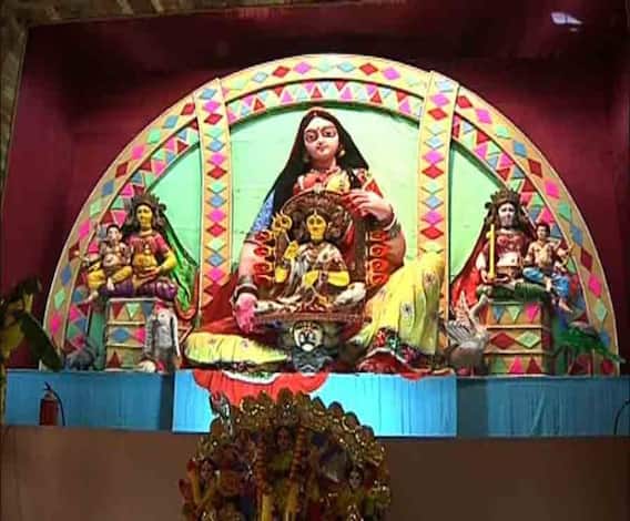 শারদ আনন্দ ২০২০: দুর্গাপুর মার্কনি ক্লাবে মাকে শেষ বিদায় জানাতে হাজির স্থানীয়রা