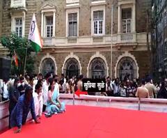 Supriya Sule | सुप्रिया सुळे यांनी कार्यालयाबाहेरील स्टेजवर बसून खडसेंचा पक्ष प्रवेश पाहिला