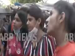 Hathras case: अधिकारियों से पीड़ित परिवार का सवाल-'बेटी का अंतिम संस्कार जल्दबाजी में क्यों?'