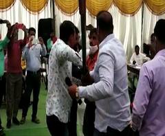 शिवसेना-काँग्रेसचा अकोला महापालिकेच्या सर्वसाधारण सभेत गोंधळ,माईकची तोडफोड, मंडपही पाडण्याचा प्रयत्न