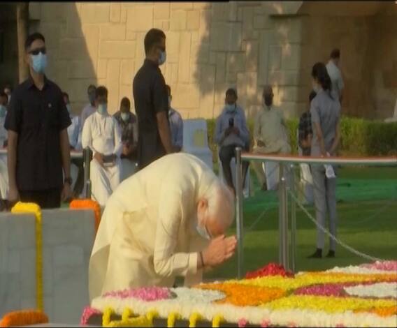 Gandhi Jayanti | महात्मा गांधी यांच्या जयंतीनिमित्त पंतप्रधान नरेंद्र मोदींकडून राजघाटावर अभिवादन