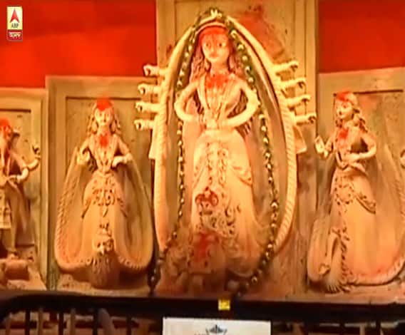 আজ বাংলায় : শেষমুহূর্তের প্রস্তুতি কলকাতার বিভিন্ন পুজো মণ্ডপে, দেখুন সেই ছবি