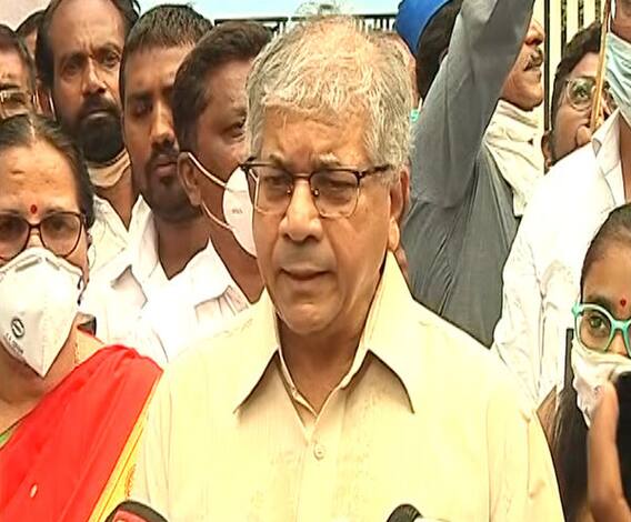 Hathras Case | सर्व पुरावे नष्ट करण्यासाठी पोलिसांनी पीडितेला रात्री अग्नी दिला : प्रकाश आंबेडकर