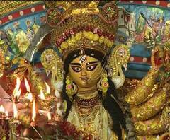 দেখুন শোভাবাজার রাজবাড়িতে নবমীর সকালে মায়ের আরতি 