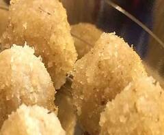 নারকেলের দাম বাড়লেও লক্ষ্মীপুজোর আগে বাড়িতে নাড়ু তৈরির রীতি চলেছে পুরনো মেজাজেই