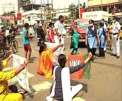 মুখ্যমন্ত্রীর বাড়ির কাছে হঠাৎ বিজেপির মহিলা কর্মীরা, রাস্তায় বসে পড়ে 'জয় শ্রী রাম' স্লোগান
