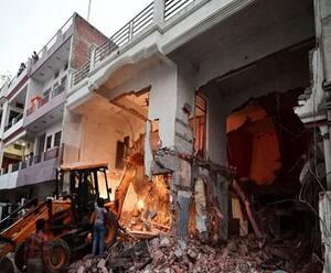 Prayagraj: ऑपरेशन नेस्तनाबूद, हिस्ट्रीशीटर रामलोचन की पाप की इमारत ध्वस्त| Ganga Prime 