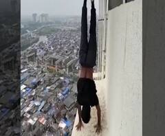 dangerous stunts in Kandivali | कांदिवलीत 23 व्या मजल्याच्या कठड्यावरुन तरुणाचा धक्कादायक स्टंट