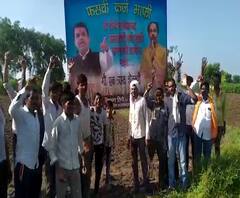 'या' दोन्ही सरकारच्या काळात कर्जमाफी झालीच नाही; उद्विग्न शेतकऱ्याने शेतात लावला मोठा फ्लेक्स