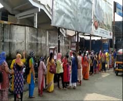 Queue for Local Train ticket | दिवा रेल्वे स्थानकावर सर्व तिकीट खिडक्या सुरु,महिला प्रवाशांना दिलासा