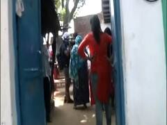 Hathras - परिवार Vs DM : DM बोले, अगर कोरोना से मरती तो कुछ भी नहीं मिलता, अभी मुआवज़ा तो मिल रहा है