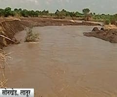 Latur #FarmerLoss लातूरमध्ये अतिवृष्टीमुळे तेरणा नदीकाठची 34 ते 40 एकर शेती वाहून गेली #Floods