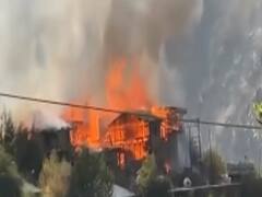 Himachal Pradesh के Kinnaur में आग लगने से जले 13 घर...पूरा इलाका तबाह