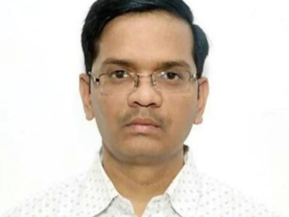 Hathras Case : DM पर कार्रवाई का इंतज़ार, कब मिलेगा पीड़िता के परिवार को इंसाफ?