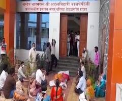 स्माशानभूमीच्या जागेत अतिक्रमण, अंत्यसंस्कार कुठे करायचे? 4 तास मृतदेह अंत्यसंस्काराच्या प्रतीक्षेत | बुलडाणा