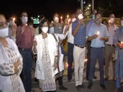 Delhi:4 महीने से नहीं मिला वेतन, हिंदूराव अस्पताल के डॉक्टरों ने जंतर-मंतर पर निकाला कैंडल मार्च