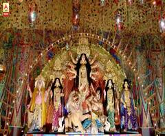 ৭টায় বাংলা : ত্রাণের বস্তাই হয়ে উঠেছে মণ্ডপসজ্জার অঙ্গ, সবার নজর কেড়েছে বড়িশা ক্লাবের প্রতিমা