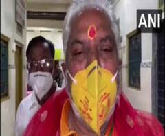 Bihar Elelction 2020: পদ্ম আঁকা মাস্ক পরেই গয়ার বিজেপি প্রার্থী ভোটকেন্দ্রে, শুরু বিতর্ক