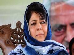 Mehbooba Mufti के 'तिरंगे' वाले बयान से PDP में फूट, 3 बड़े नेताओं ने पार्टी छोड़ने का फैसला किया