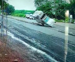 Jalna Accident | चालकाचा ताबा सुटल्याने पिकअप व्हॅन कलंडली, अपघातात दुचाकीस्वार थोडक्यात बचावले