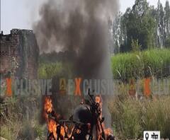 बीच सड़क आग से बाइक हुई खाक,बाइक सवार ने कूदकर बचाई अपनी जान