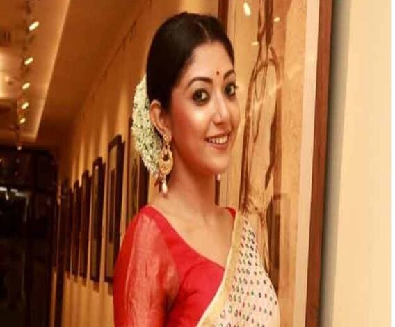 ফিল্মস্টার (২): মা লক্ষ্মীর আরাধনায় দেবলীনা কুমার, পুজোর জোগাড় সারলেন একা হাতেই